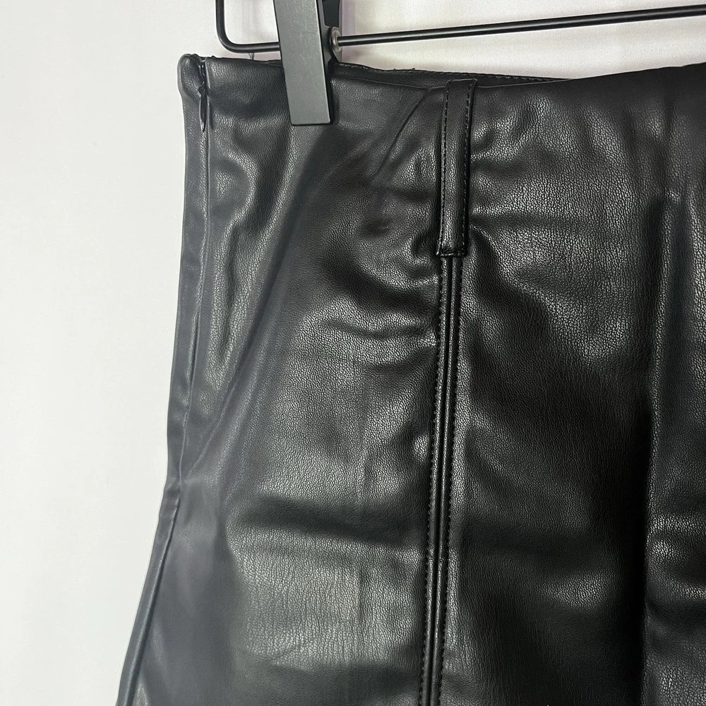 H&M‎ Divided Skirt Women Size 0 Black Faux Leather Mini Zip Side Belt Loops Y2K